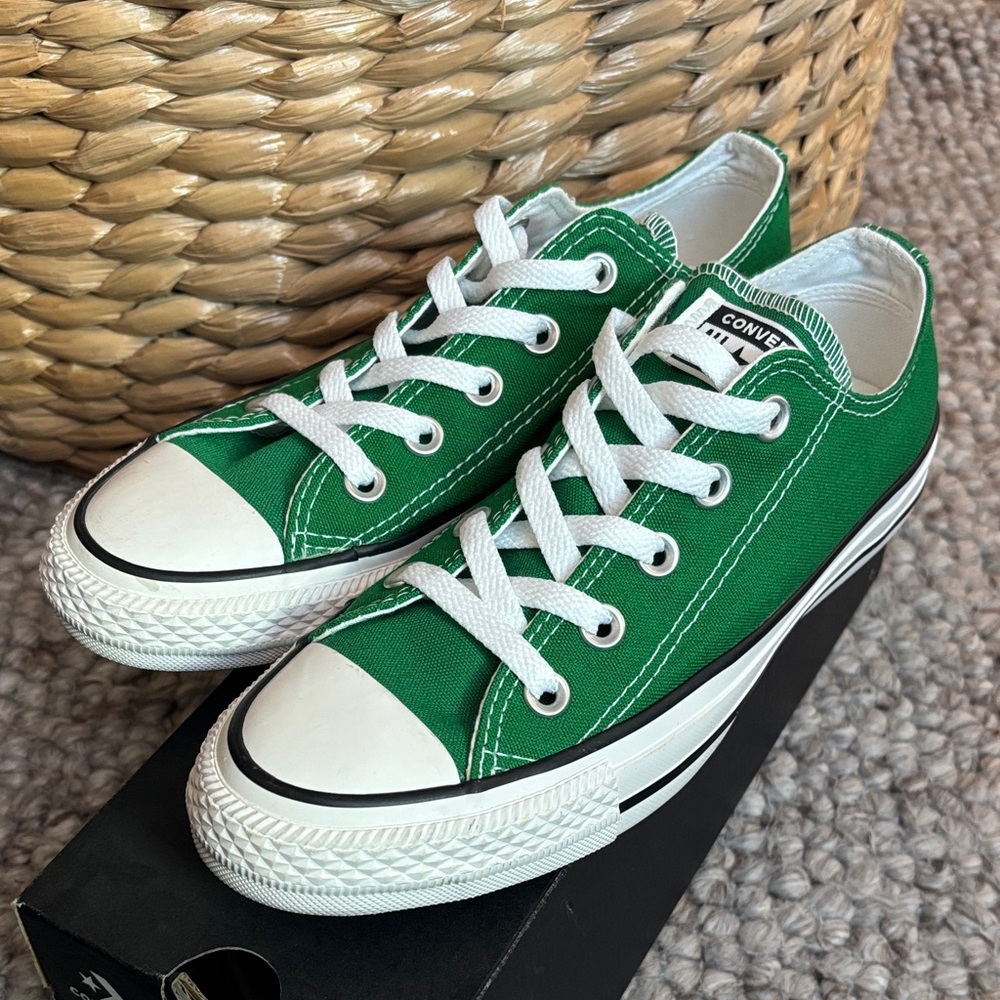 Brand new✨
💚Converse Amazon Green💚 size 6